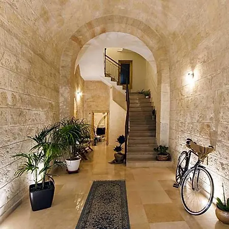 Mulberry House Nocleg ze śniadaniem 4*